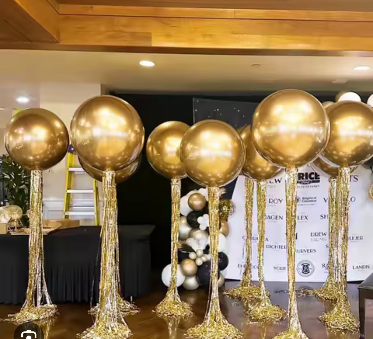 Elegant metallic Floor balloon bouquet
