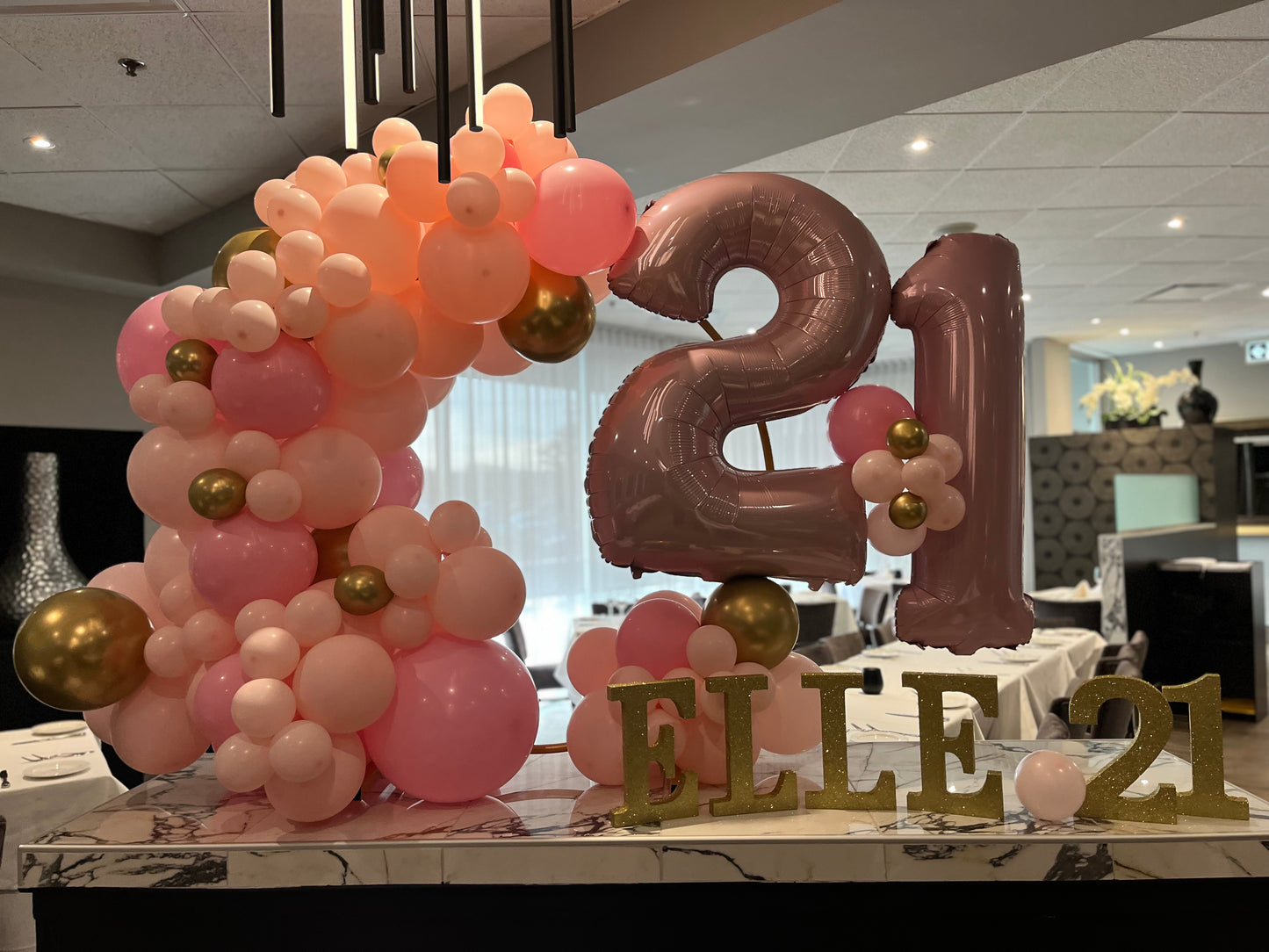 Elegant balloon Ring display