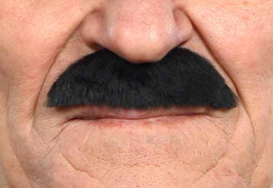 Moustache courte classique