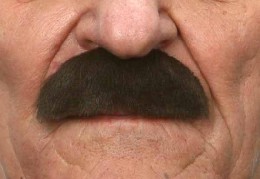 Moustache courte classique